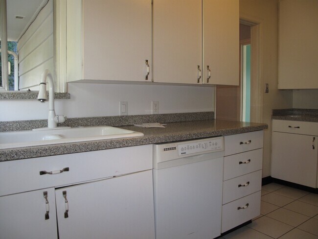 Building Photo - Spacious 3 Bedroom Craftsman Home In Queen...