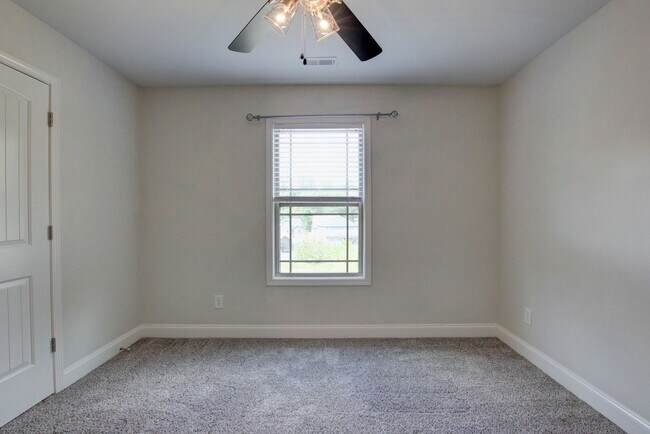 Building Photo - Beautiful Two Story Home With hardwood Flo...