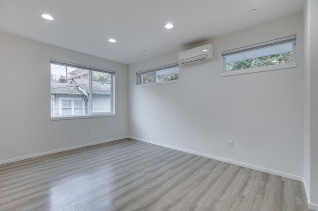 Building Photo - Queen Anne West Townhome with A/C Availabl...