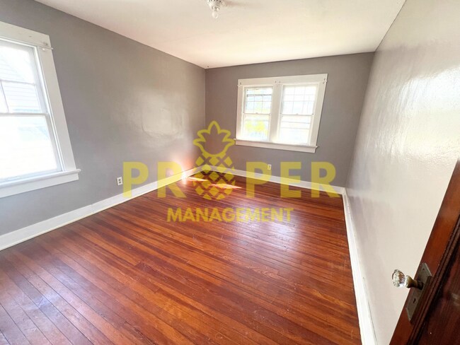 Building Photo - Amazing 3 bedroom / 1 bath house