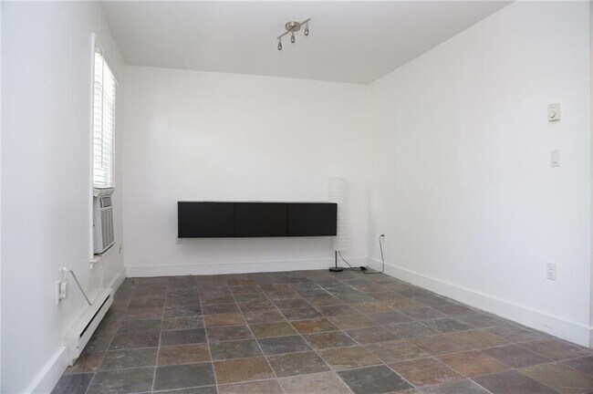 Building Photo - 74 Tell St