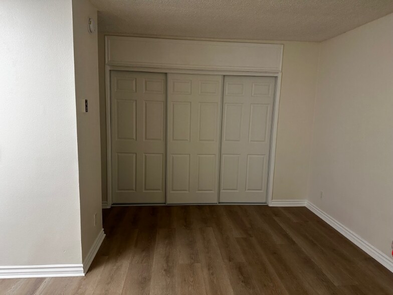 Building Photo - 13059 Oxnard St