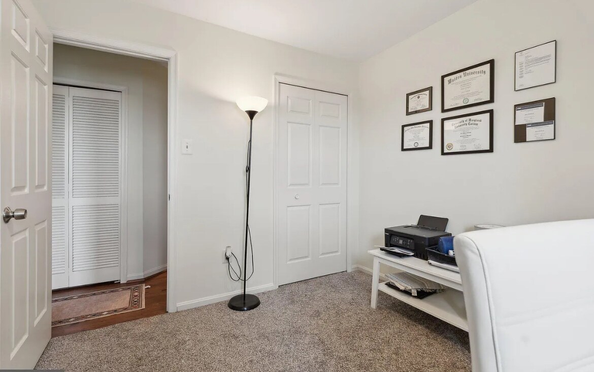 Building Photo - 8 Deer Run Ct