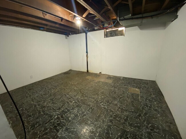 Building Photo - Private Charming Home