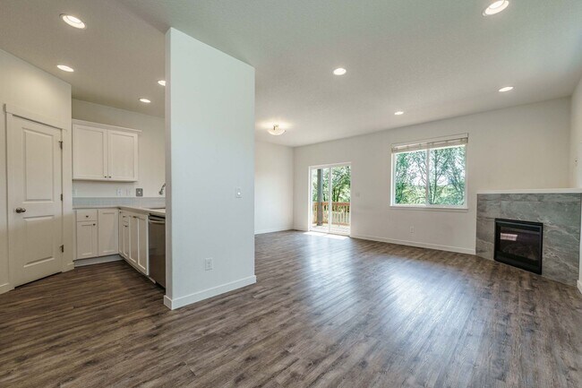 Building Photo - Light, Bright & Move-In Ready – 3BR Gem in Prime Ridgefield Location!  (Pet Friendly)