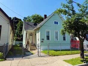 Building Photo - 45 Radio St