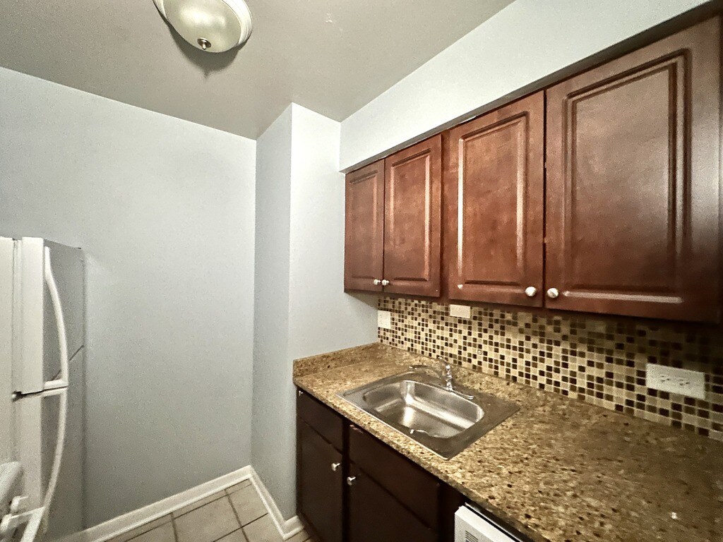 Building Photo - 5820 N Sheridan Rd