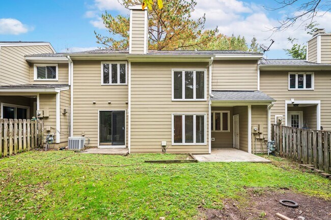 Building Photo - 3BR/2.5BA Townhome in Prime Durham/Chapel Hill Location!