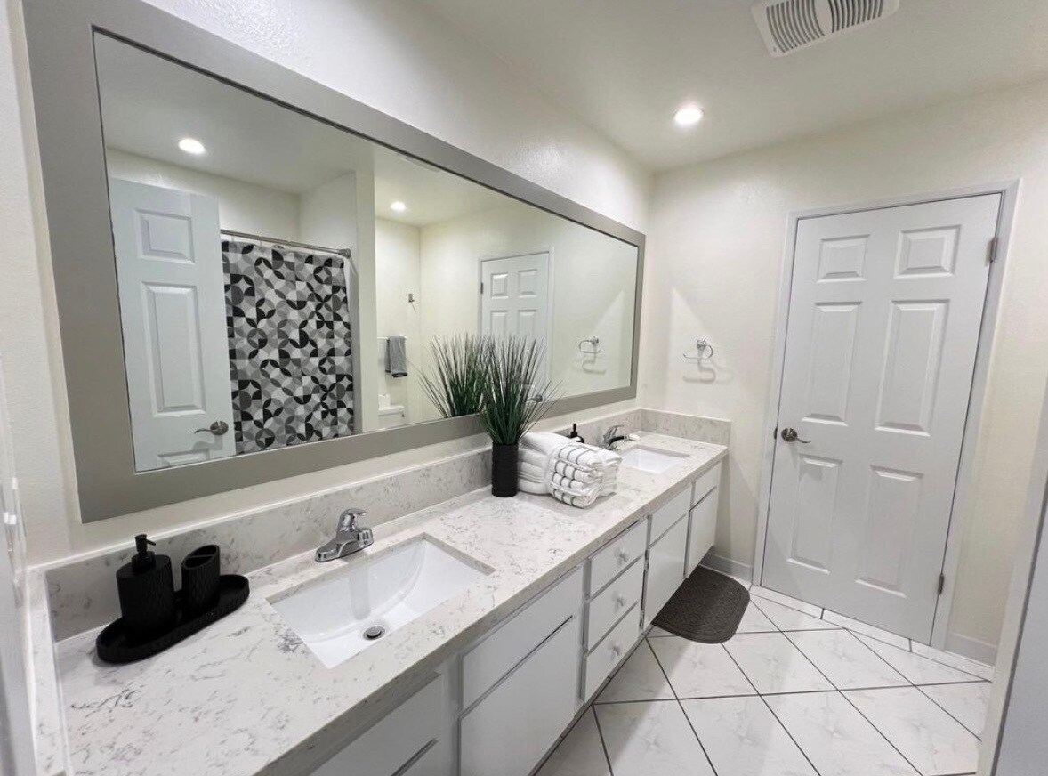 Building Photo - 7651 Reseda Blvd