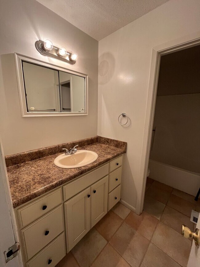 Building Photo - 607 Virginia Oak Ct