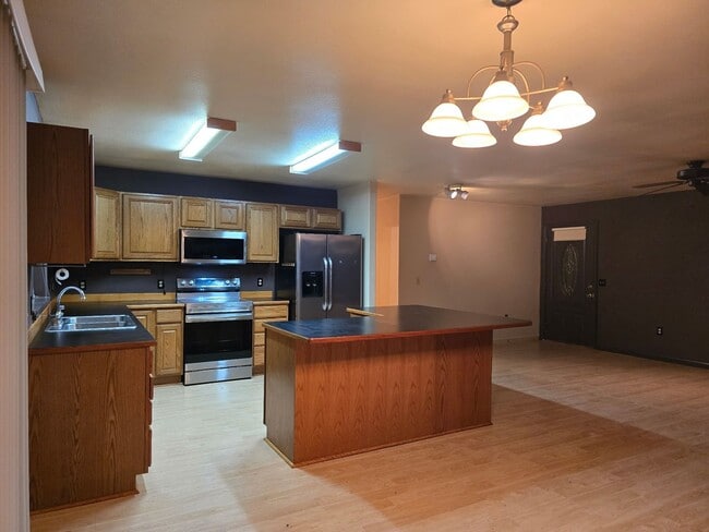 Building Photo - 3BR/2BA Home on 2 Acres – 2 Car Garage & Pet Friendly