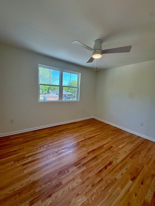 Building Photo - Newly Renovated Three Bedrooms Condo in South Windermere