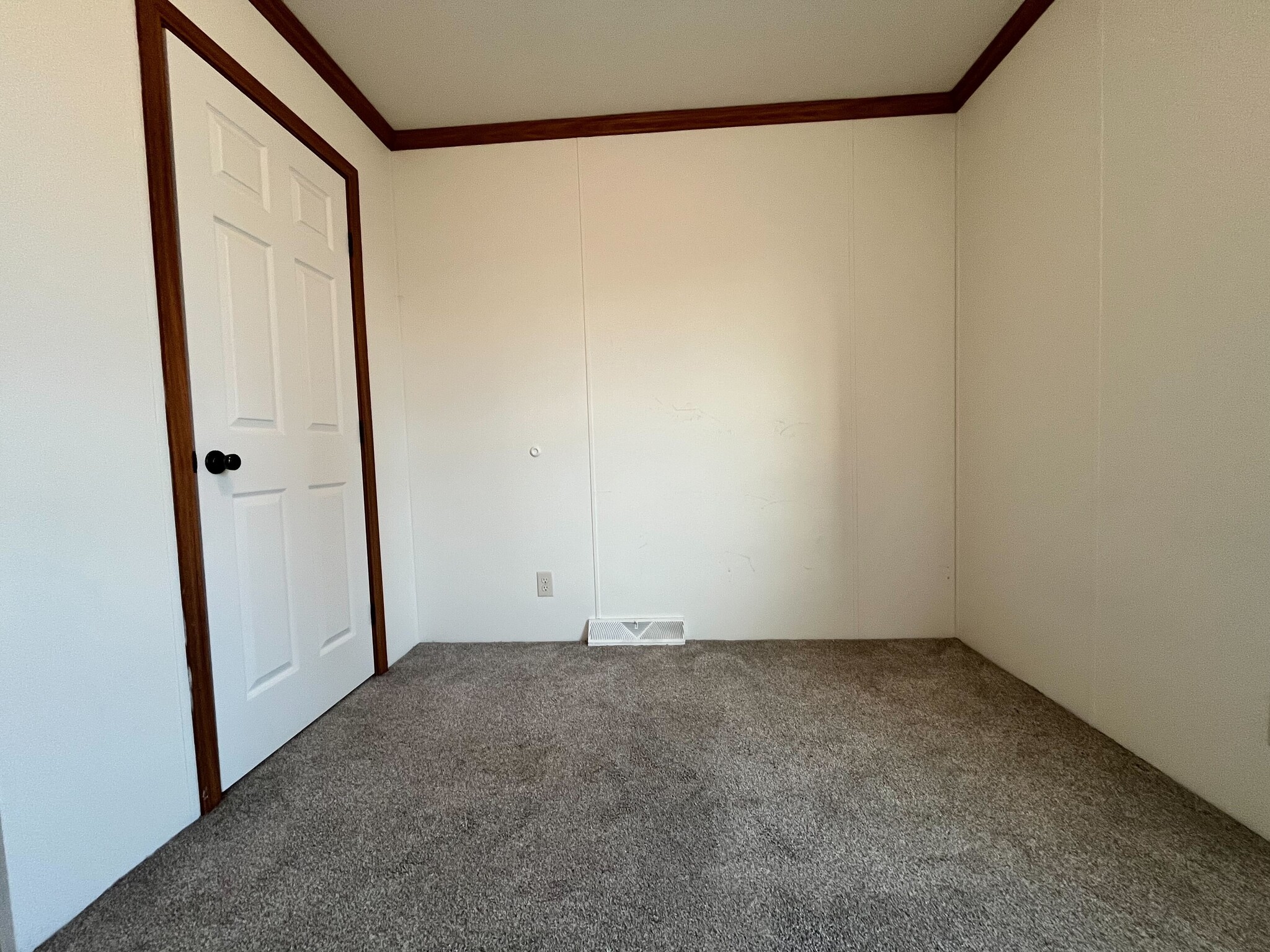 Building Photo - 1432 Iowa Dr