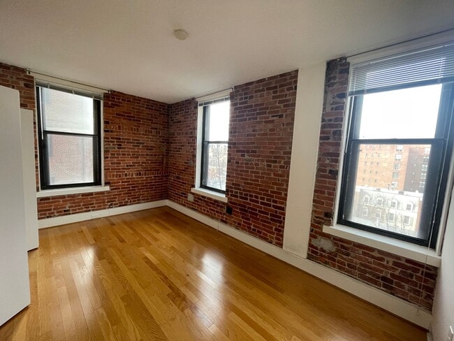 Building Photo - A one bedroom, one bath apartment located on the 5th floor of The Cairo in the heart of DuPont Ci...