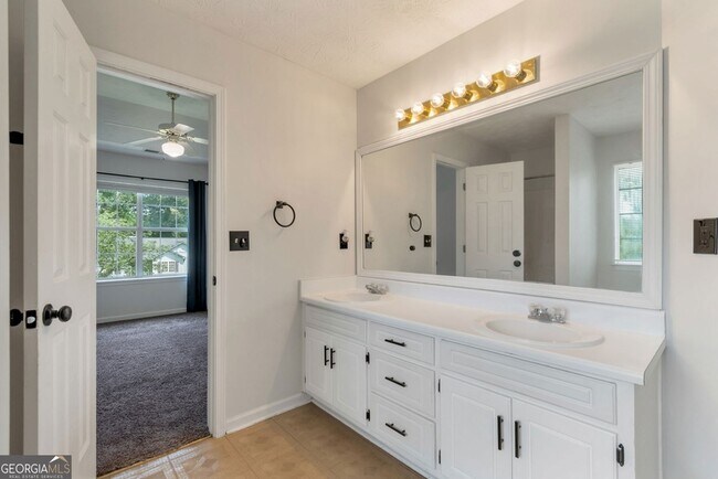 Building Photo - 2055 Amberly Glen Way