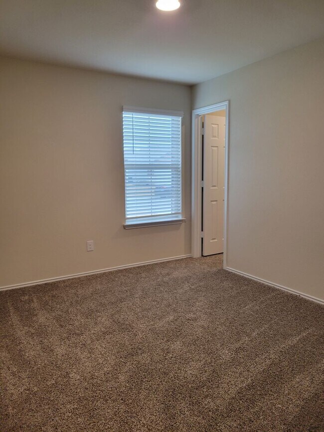 Building Photo - BEAUTIFUL YOWELL RANCH HOME!