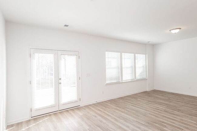 Building Photo - Beautifully designed 3-bedroom, 2.5-bath e...