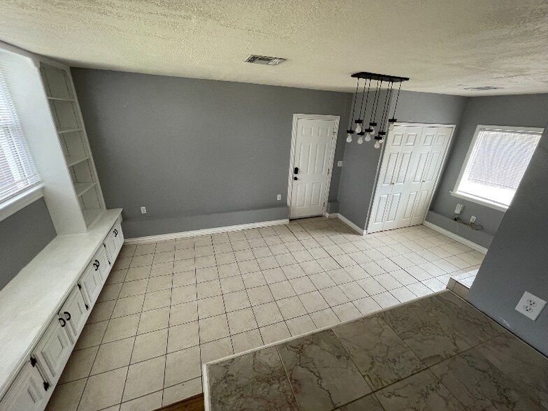 Building Photo - 1631 Andover Ct