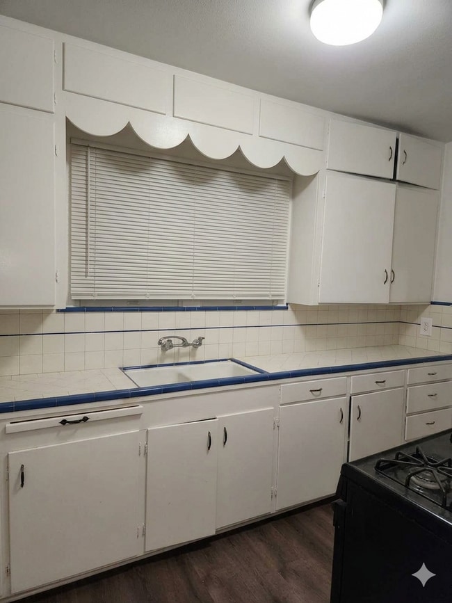 Building Photo - Charming 2 Bedroom 1 bathroom Downtown Modesto Home