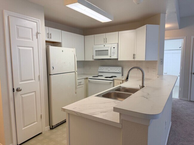 Building Photo - 2025 Erving Cir