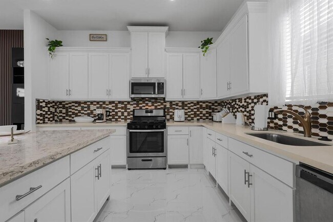 Building Photo - 6415 Bowling Green St