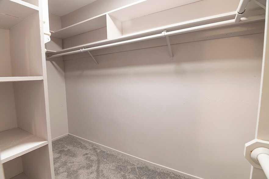 Building Photo - 1221 N Kings Rd