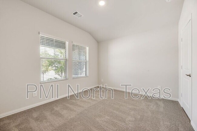 Building Photo - 3904 High Valley Dr