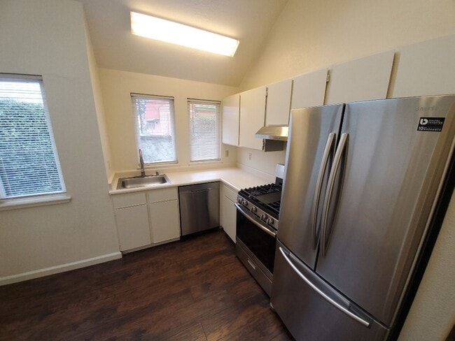 Building Photo - 830 Crescent Way