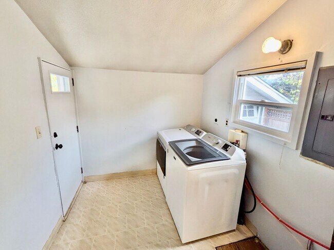 Building Photo - Darling 2 Bed 1 Bath 1940's Cottage Near Multnomah Village is a Must See!