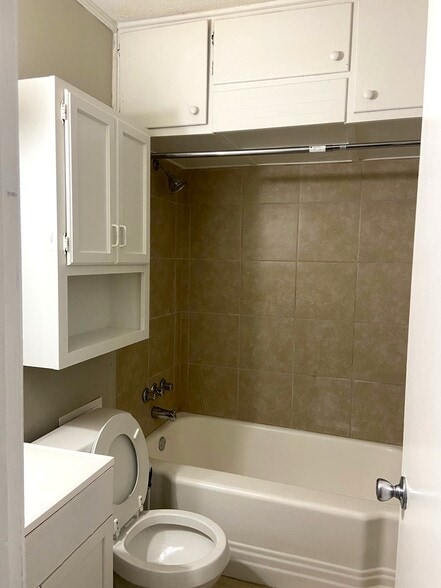 Building Photo - 921 Garywood Pl