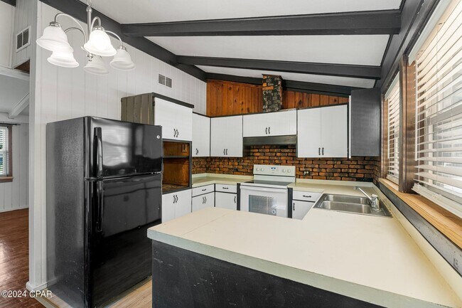 Building Photo - 526 Bay Ave