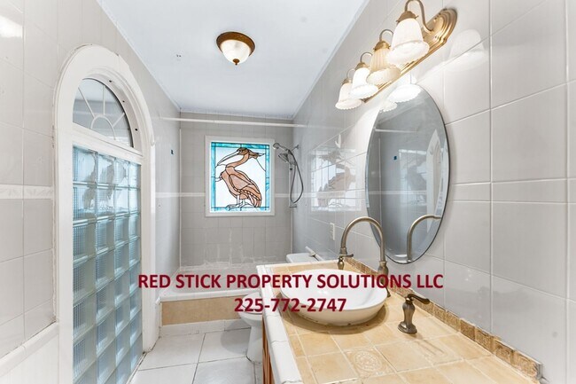 Building Photo - Spacious 2700 sq ft 3BR/2BA