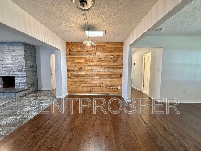 Building Photo - 207 James Dr