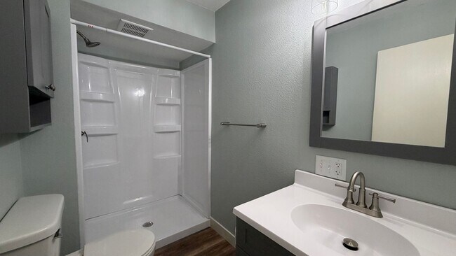 Building Photo - Newly Renovated 1BR | All Utilities Included | Prime Location