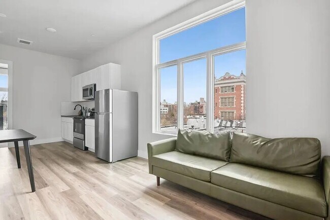 Building Photo - Furnished room/NOT APARTMENT
