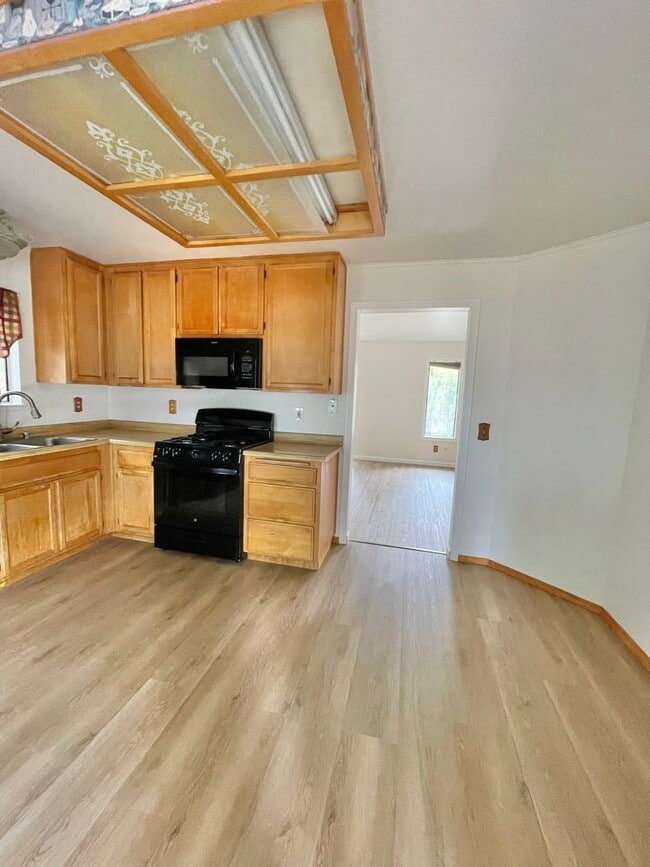 Building Photo - Welcome to this charming single-story home...