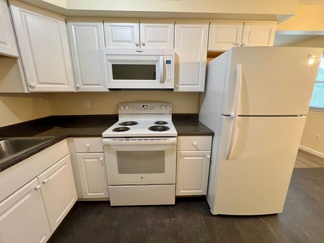 Building Photo - Gorgeous 1st Floor Apartment in Telford with Parking Spot! Available NOW!