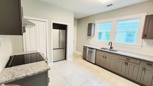 Building Photo - Dupont Duplex
