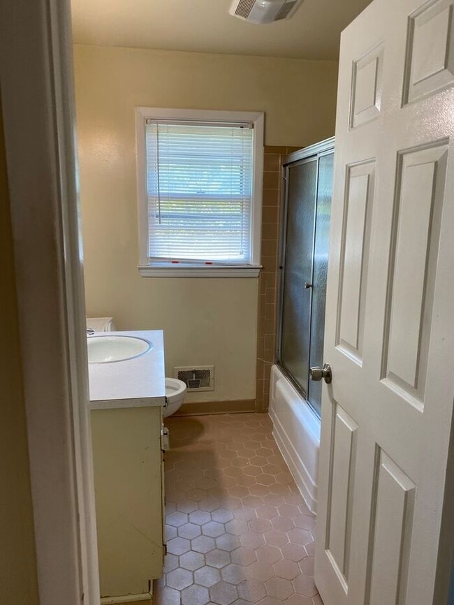 Building Photo - RENT SPECIAL! Large Brick home on UNCW bik...