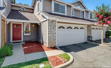 Building Photo - 2 bedroom, 2.5 bath