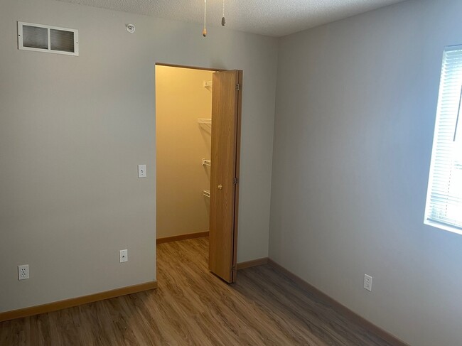 Building Photo - 9073 Scarlet Globe Dr