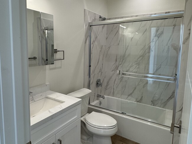 Hall bath - 4688 Craigie St