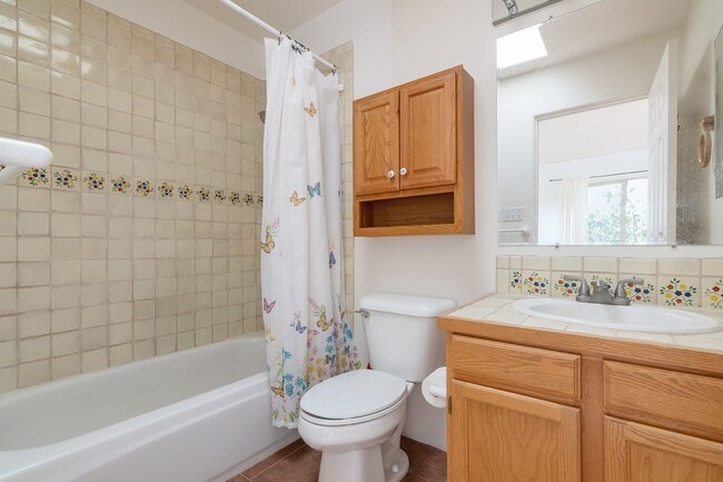Building Photo - Cute Single Family Home Available now!