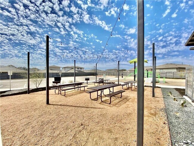 Building Photo - 100 Geminiflora Bend