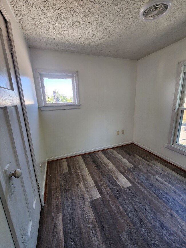 Building Photo - Beautifully Update 4 Bedroom House For Rent in Firestone Park