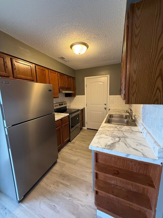 Building Photo - 14102 Southwind Dr