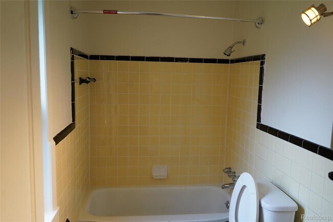 Building Photo - 16145 Baylis St