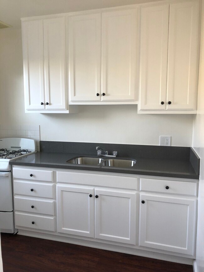 Building Photo - 2890 Leeward Ave