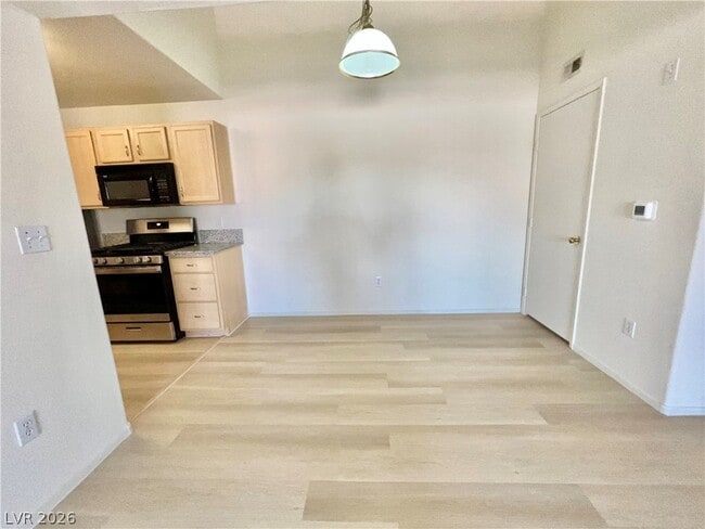 Building Photo - 950 Seven Hills Dr