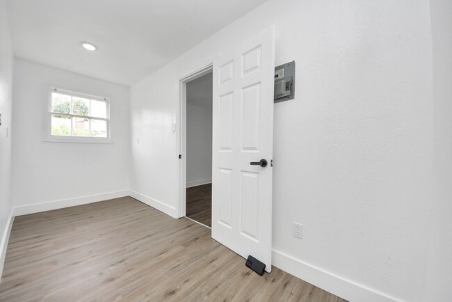 Building Photo - 1203 W 6th St